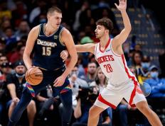 再(zài)見(jiàn)申(shēn)京(jīng)！火(huǒ)箭、熱(rè)火(huǒ)酝釀(niàng)2换2交易，2米06前锋空降休斯顿