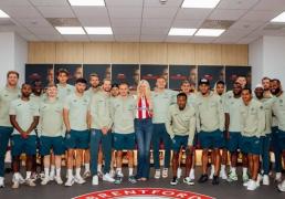 54岁超模身穿布伦特福德球衣现场观战，她的丈夫是俱乐部小股东