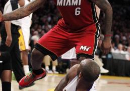 如果詹姆斯单挑科比，会是碾压局！科比面对詹姆斯能赢一次吗？