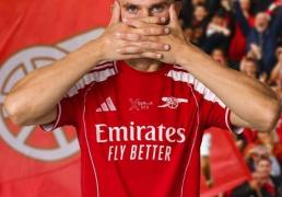 阿森纳成功(gōng)登顶：解說(shuō)员“鸡蛋挑骨头”，指(zhǐ)出阵容里最(zuì)弱一環(huán)