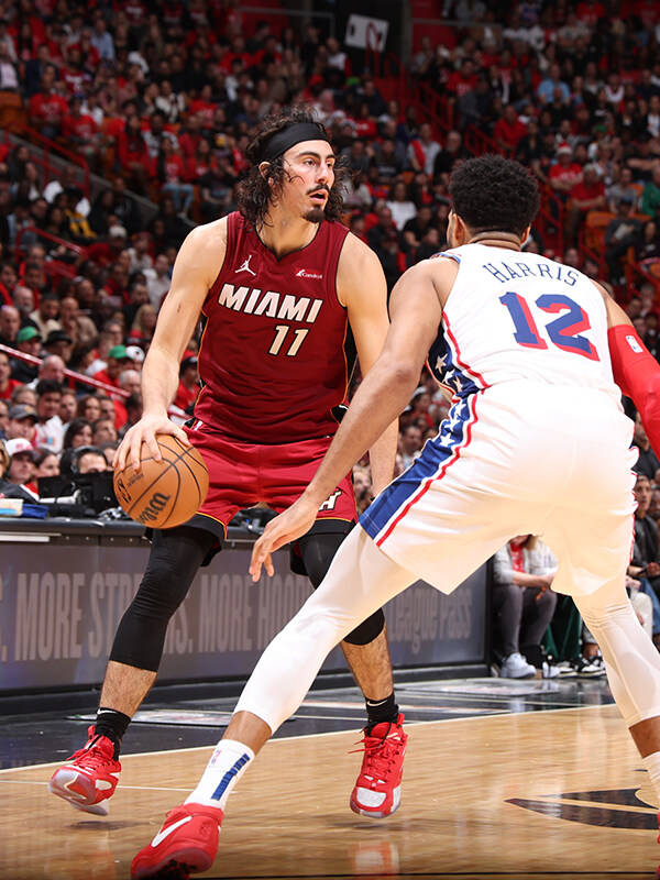 再(zài)見(jiàn)申(shēn)京(jīng)!火(huǒ)箭、熱(rè)火(huǒ)酝釀(niàng)2换2交易,2米06前锋空降休斯顿