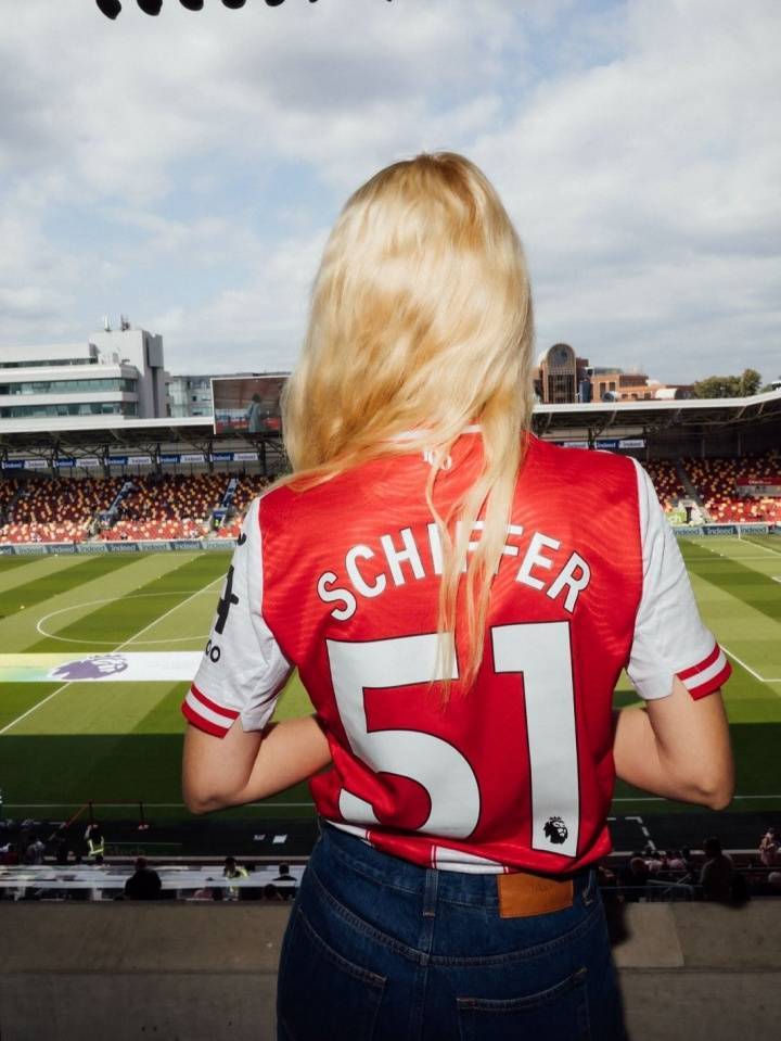 54岁超模身穿布伦特福德球衣现场观战，她的丈夫是俱乐部小股东