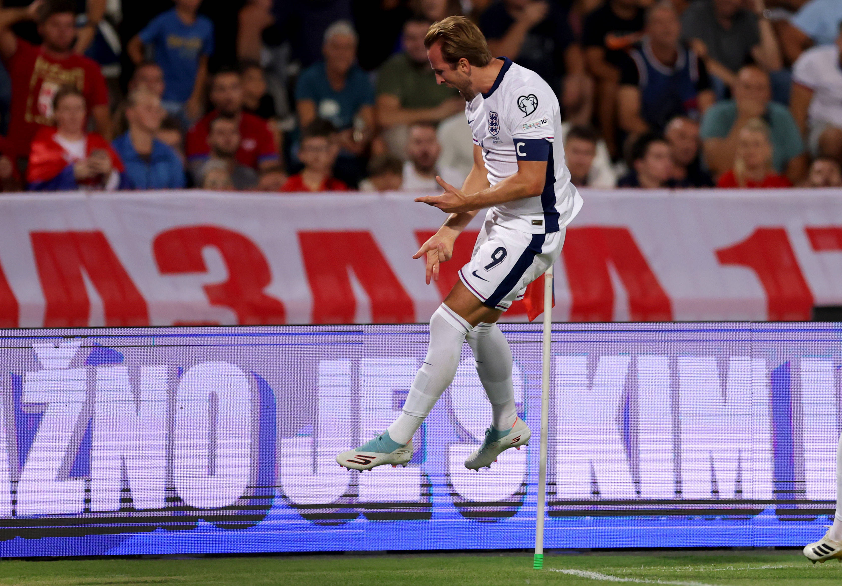 (体育)足球——世预赛:英格兰胜塞尔维亚