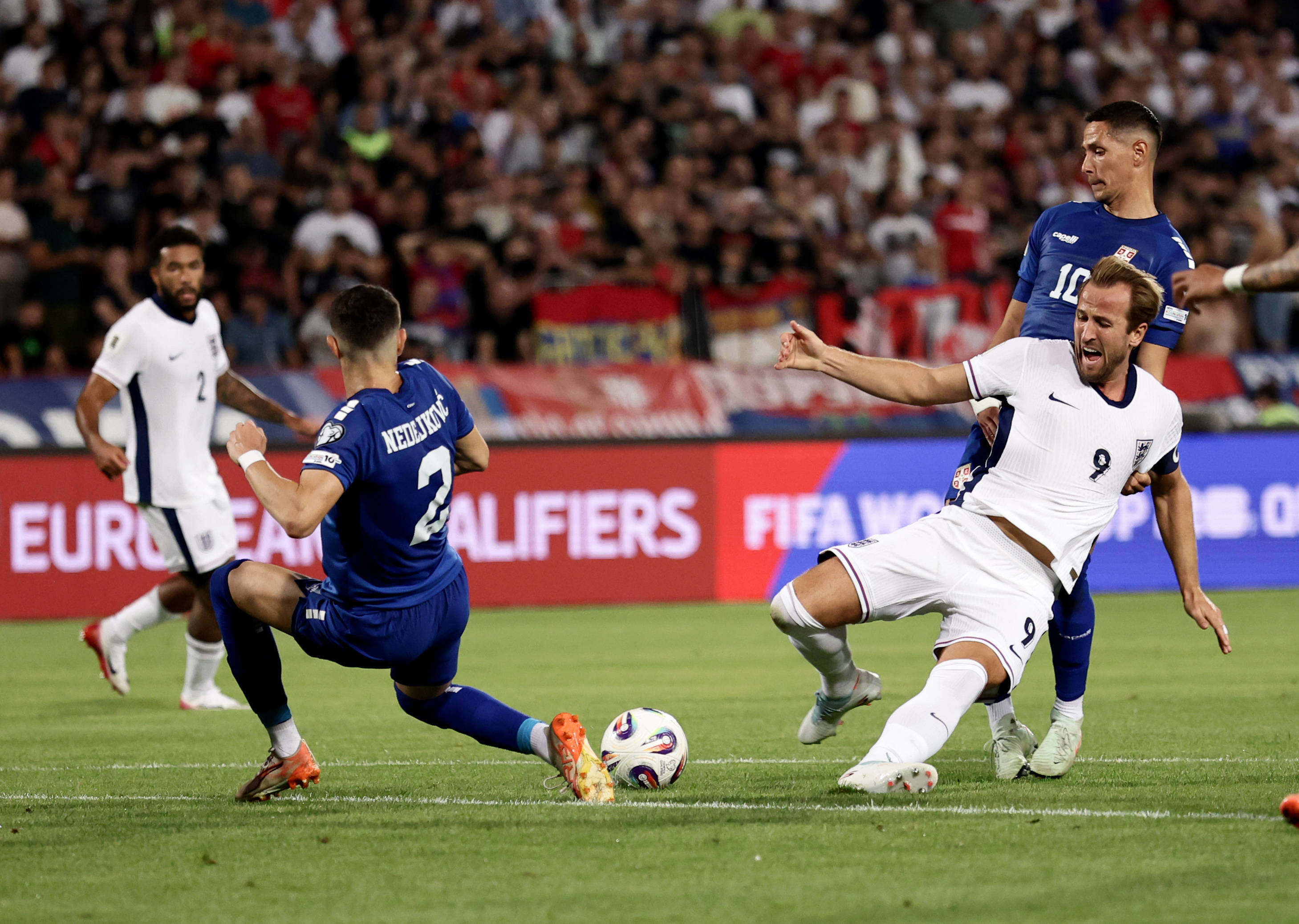 (体育)足球——世预赛:英格兰胜塞尔维亚