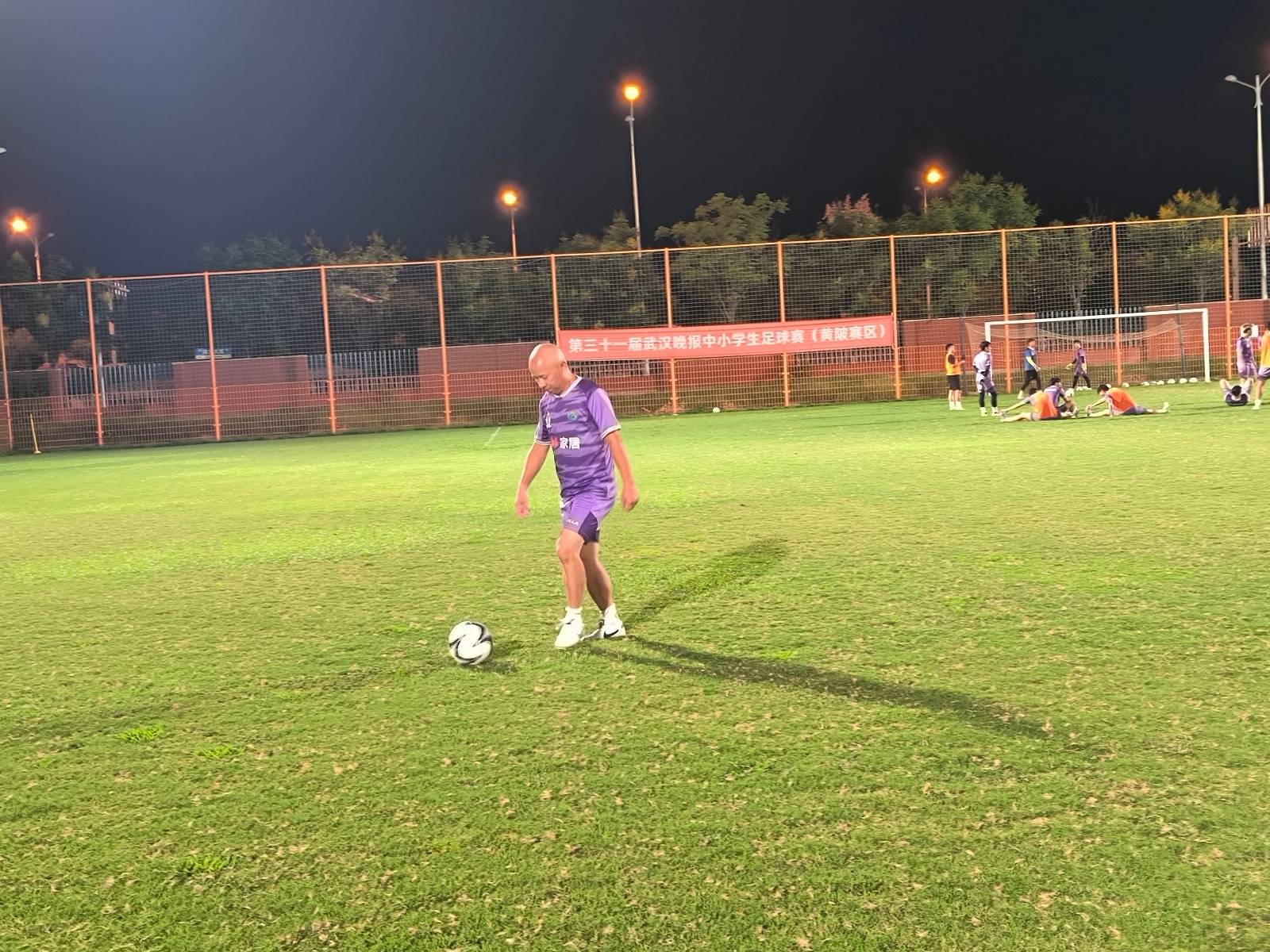 “漢(hàn)超”来了个村(cūn)支书:6年前(qián)他(tā)带村(cūn)民辦(bàn)“村(cūn)超”