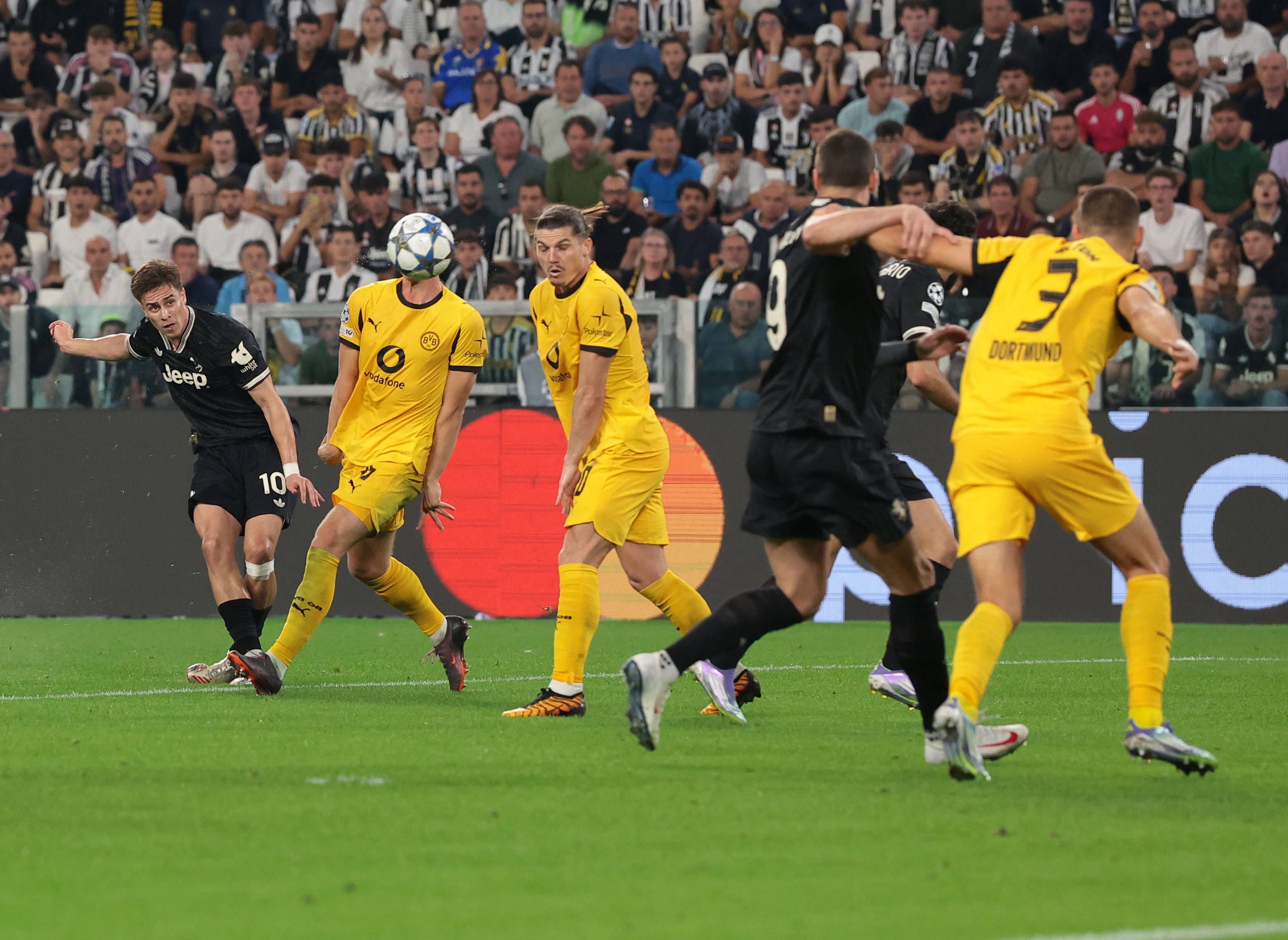 (体育)足球——歐(ōu)冠:尤文图斯(sī)平多特矇(méng)德