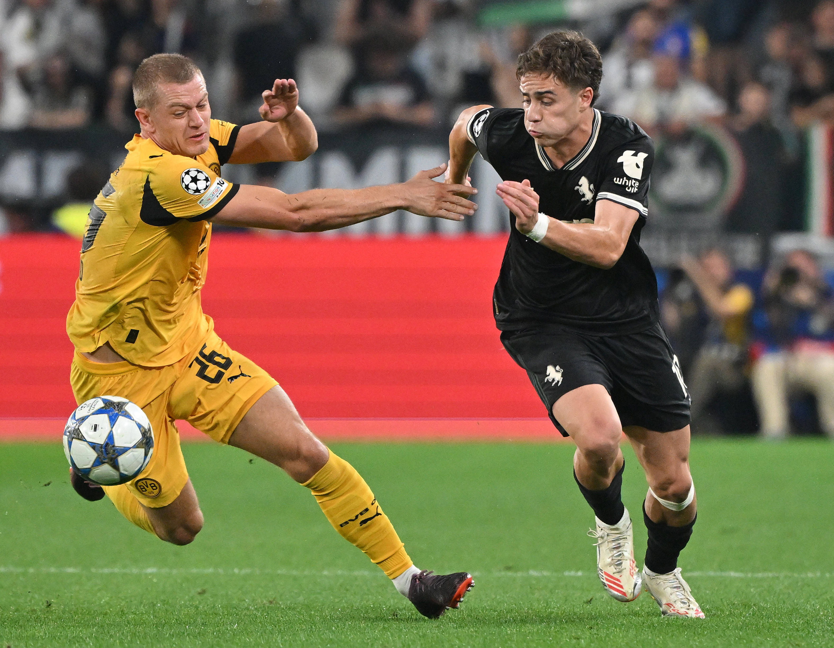 (体育)足球——歐(ōu)冠:尤文图斯(sī)平多特矇(méng)德