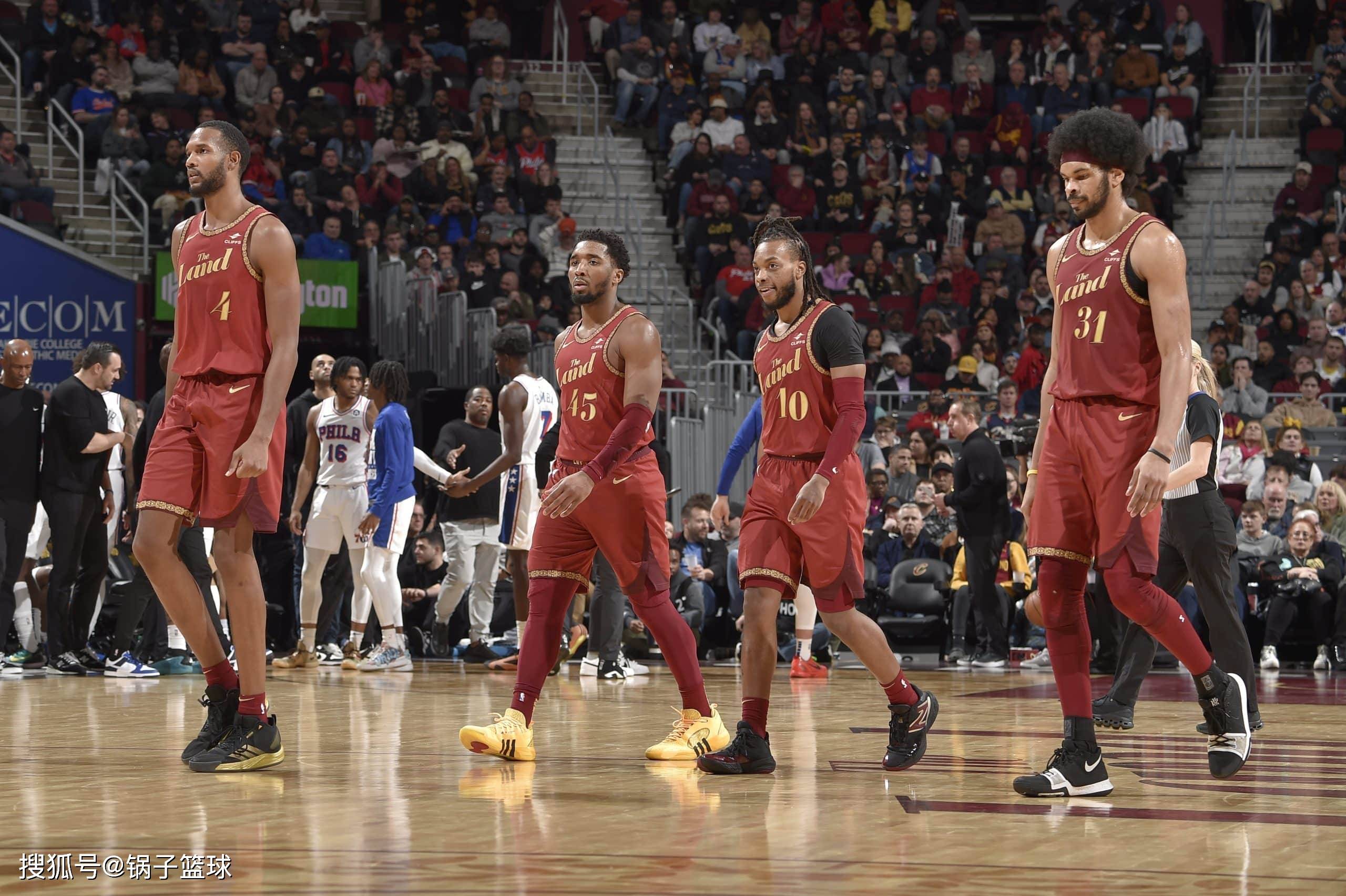 火箭队排(pái)第二!美媒公布現(xiàn)役TOP5三巨(jù)头:湖人勇(yǒng)士(shì)落选快船队第三