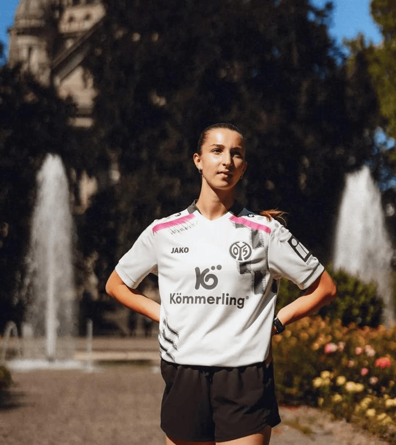 复古(gǔ)与潮流融合!美因茨05新客场球衣发佈(bù),或成日常(cháng)穿搭新宠