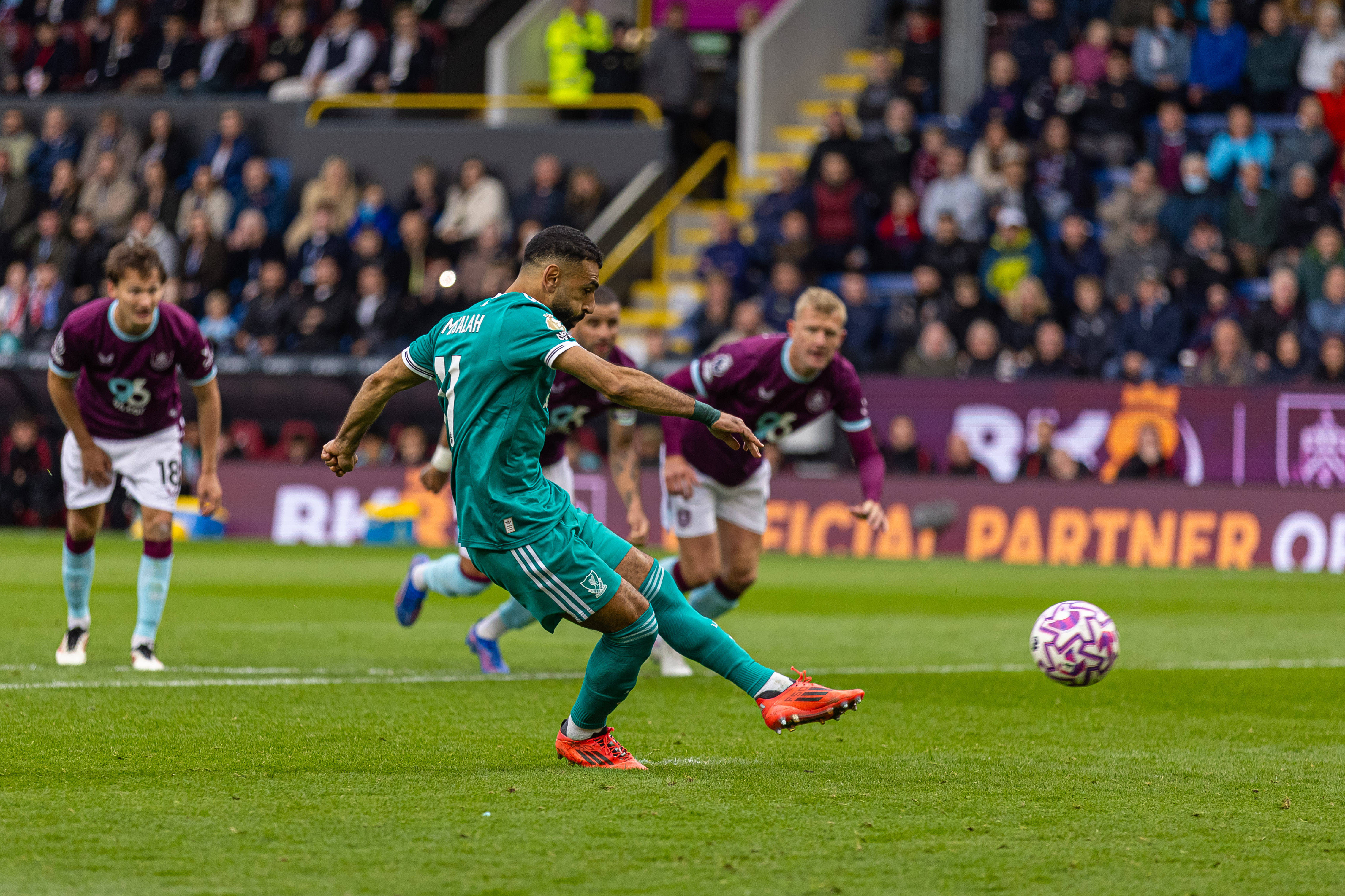 (体育(yù))足(zú)球——英超:利物浦胜伯恩利