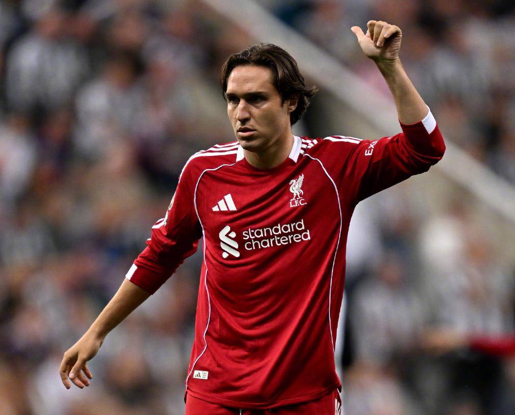 薩(sà)尔双响攻陷(xiàn)安菲尔德,水晶(jīng)宫3-0兌(duì)现豪(háo)言(yán),单赛季三杀利(lì)物浦(pǔ)