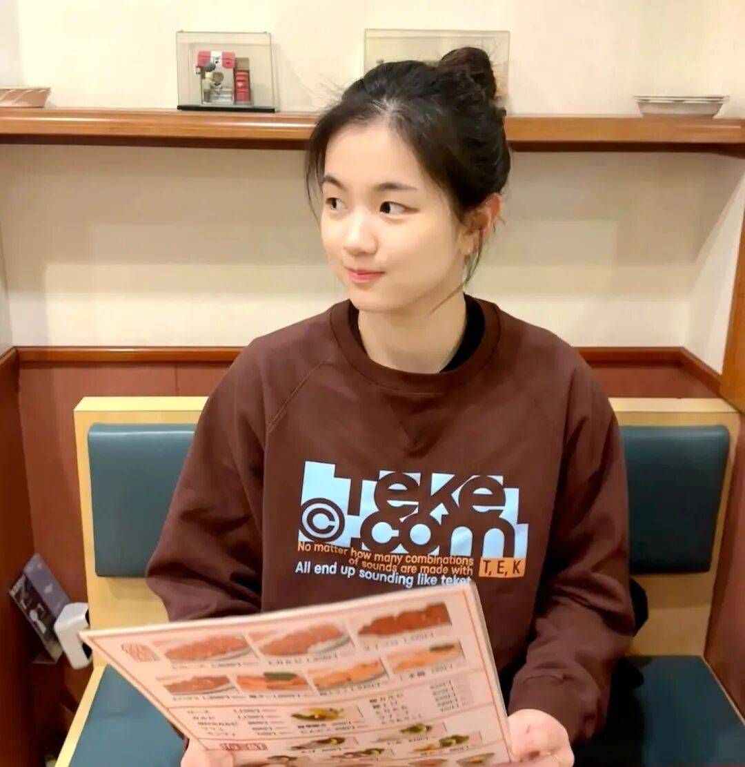 封神！乒乓球世界杯亚军美到犯规，雪肤花貌惊艳全网，颜值实力并存的“双冠王”