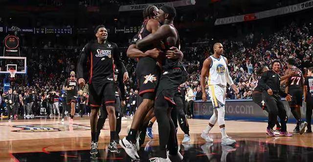 NBA常规赛金州勇士(shì)客场98-99費(fèi)城76人 马克西(xī)35分